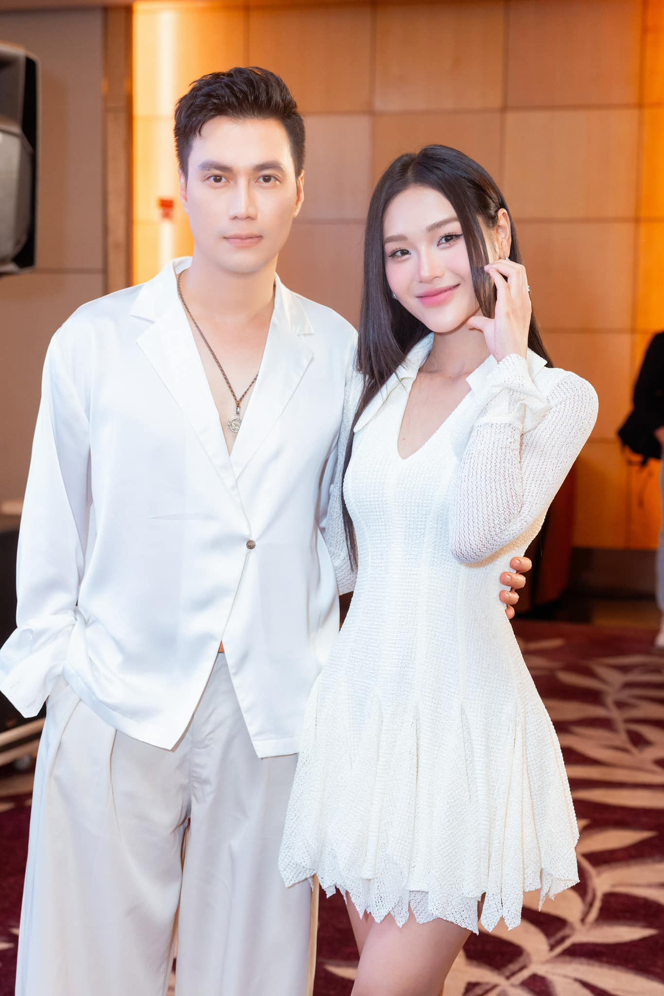 Việt Anh và bạn diễn mới, kém anh 15 tuổi.