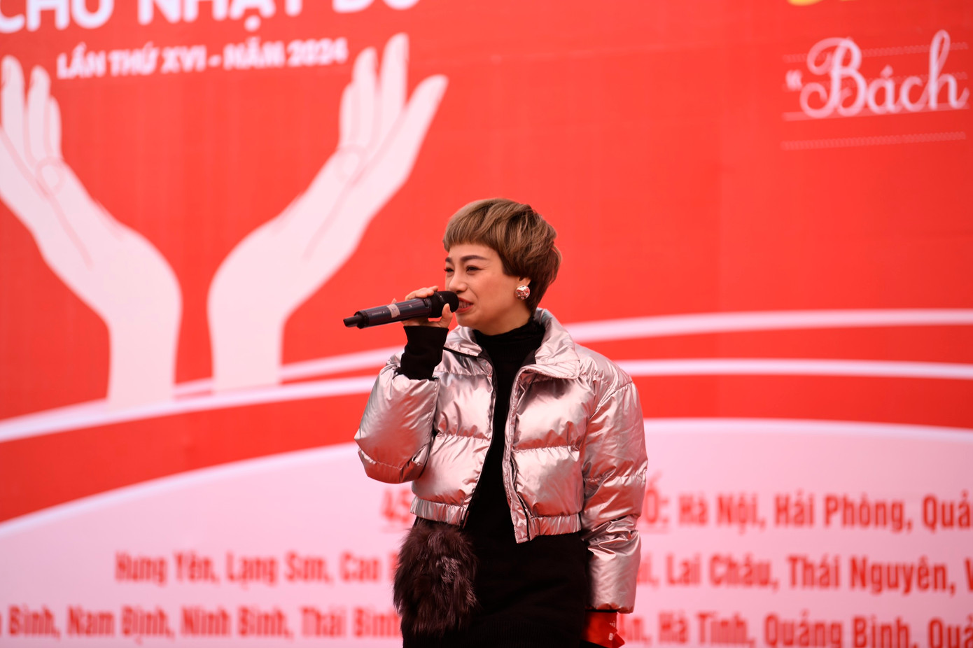 Ca sĩ Ngọc Khuê hát tặng chương trình.