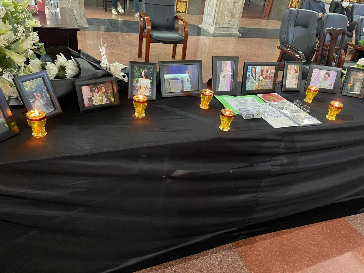 Nhiều hình ảnh đẹp của NSƯT Hồng Vy được đặt trang trọng tại khu vực tổ chức tang lễ.