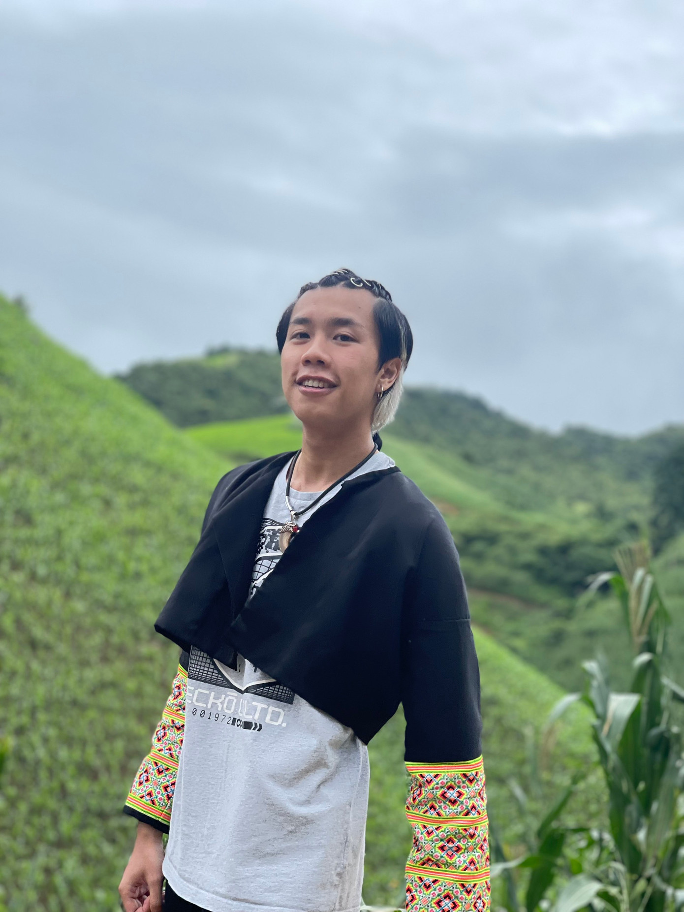 Để chinh phục người thương, Cương đã đọc kỹ Luật Hôn nhân và Gia đình xem tuổi nào phù hợp có thể yêu và kết hôn với Chà (Hồng Nhung). Chà chưa đủ tuổi kết hôn nên sau khi cướp vợ không thành, Cương quyết định chờ đợi người mình yêu. Cương thường theo dõi cô từ xa, mang những chùm bóng bay đến tận lớp tặng cho Chà. Ảnh: NVCC.