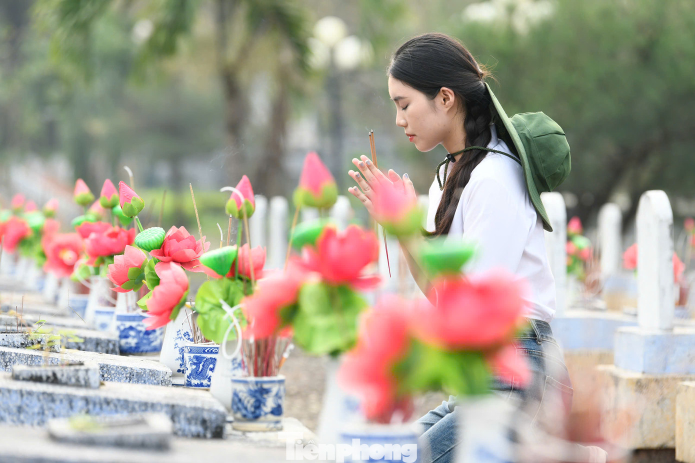 Thí sinh thành kính trước những ngôi mộ liệt sĩ.