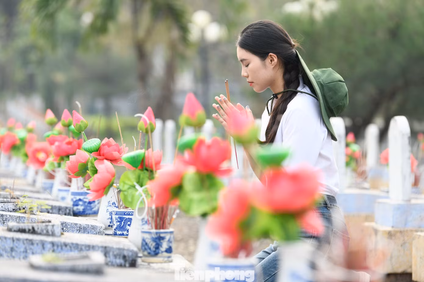 Thí sinh thành kính trước những ngôi mộ liệt sĩ.