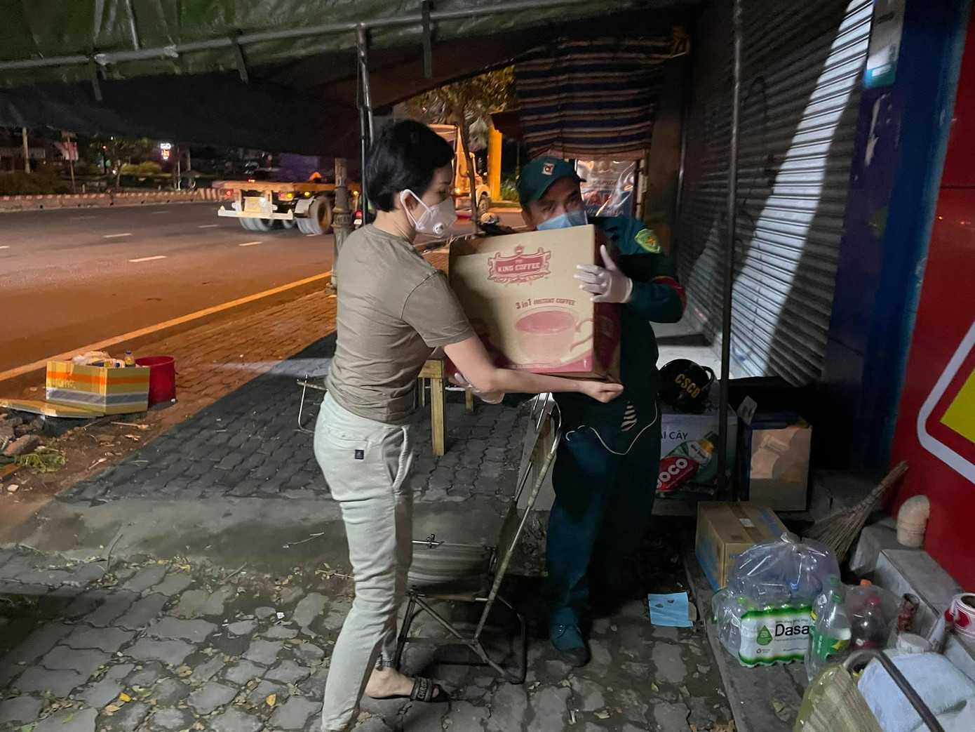 Siêu mẫu sinh năm 1978 cũng lập ra dự án Bếp thương Sài Gòn để mang đến những phần cơm miễn phí dành cho lực lượng tuyến đầu chống dịch và cả những hoàn cảnh khó khăn tại nhiều nơi trên địa bàn thành phố Siêu mẫu sinh năm 1978 cũng lập ra dự án Bếp thương Sài Gòn để mang đến những phần cơm miễn phí dành cho lực lượng tuyến đầu chống dịch và cả những hoàn cảnh khó khăn tại nhiều nơi trên địa bàn thành phố