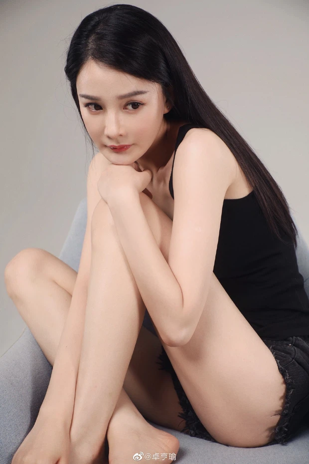 Sau màn thế thân trong Tam Sinh Tam Thế, tên tuổi của Trác Hanh Du càng gây được chú ý. Người đẹp 9x đã mất tới 6 năm "dao kéo" để có được gương mặt tương tự như Dương Mịch. Vì vậy, nhiều người cho rằng cô cố tình ăn mặc thật giống với vợ cũ Lưu Khải Uy để "dựa hơi" người nổi tiếng Sau màn thế thân trong Tam Sinh Tam Thế, tên tuổi của Trác Hanh Du càng gây được chú ý. Người đẹp 9x đã mất tới 6 năm "dao kéo" để có được gương mặt tương tự như Dương Mịch. Vì vậy, nhiều người cho rằng cô cố tình ăn mặc thật giống với vợ cũ Lưu Khải Uy để "dựa hơi" người nổi tiếng