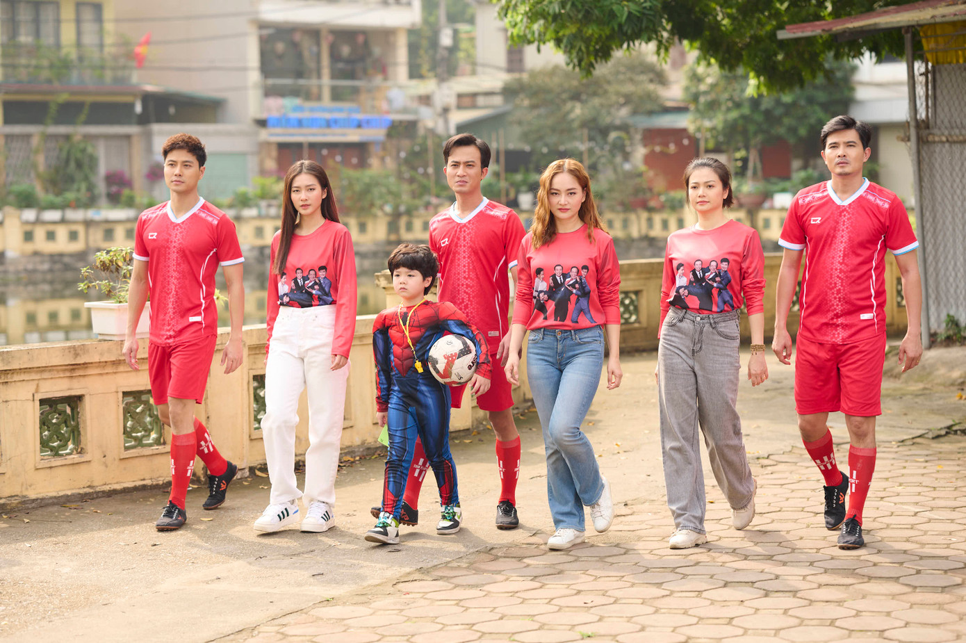 Gia đình mình vui bất thình lình kể câu chuyện mẹ chồng - nàng dâu đầy thú vị, khai thác góc nhìn hiện đại về các mối quan hệ trong gia đình. Trong phim, những nàng dâu không còn là “nạn nhân”, mẹ chồng cũng không đóng vai phản diện.