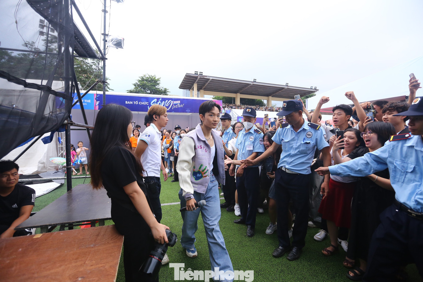 Hoàng Dũng vừa xuất hiện tại sân vận động Đại học sư phạm Hà Nội lập tức khiến các bạn sinh viên vô cùng phấn khích. Khán giả tràn lên sát cánh gà để đến gần thần tượng. Hoàng Dũng vừa xuất hiện tại sân vận động Đại học sư phạm Hà Nội lập tức khiến các bạn sinh viên vô cùng phấn khích. Khán giả tràn lên sát cánh gà để đến gần thần tượng.