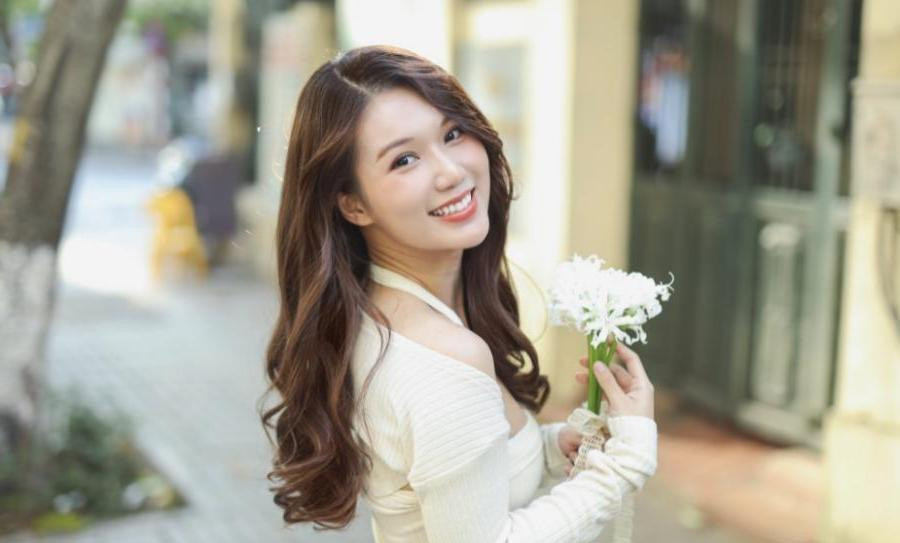 Phạm Ngọc Anh vào vai y tá Ngọc ở bộ phim "Phố trong làng". Phạm Ngọc Anh vào vai y tá Ngọc ở bộ phim "Phố trong làng".