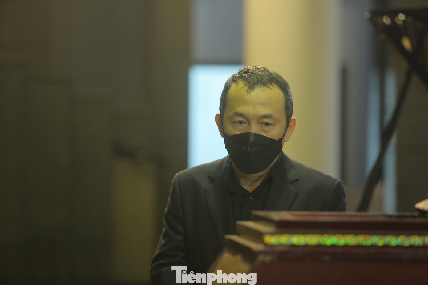 Nhạc sĩ Quốc Trung tới viếng NGND Thái Thị Liên. Sau khi NSND Trung Kiên tái hôn với NGND Trần Thu Hà, gia đình nhạc sĩ Quốc Trung gắn bó và có nhiều kỷ niệm đẹp với nhà giáo Thái Thị Liên. Ảnh: DUY PHẠM.