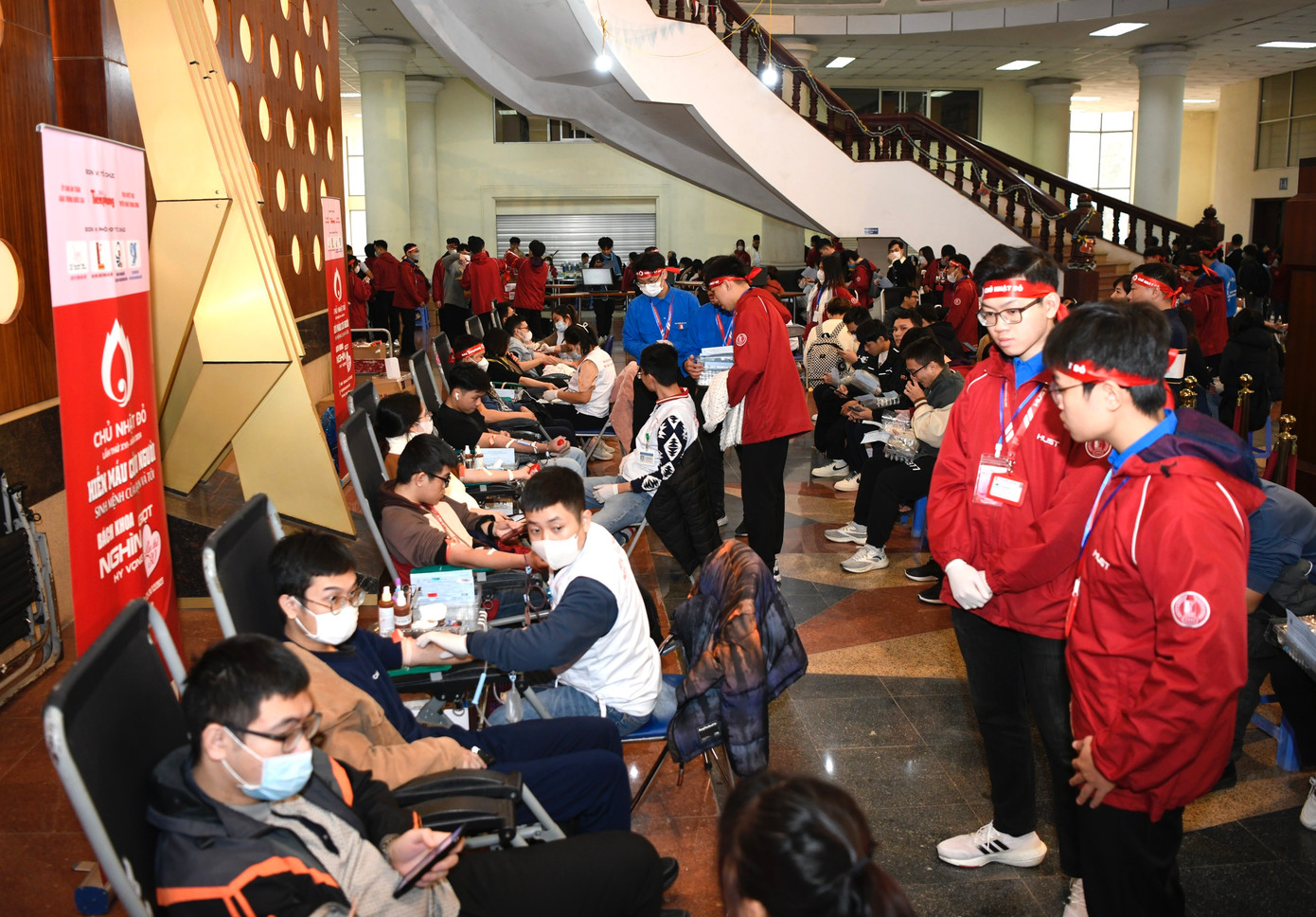 Nhật Thủy (22 tuổi, trường ĐH Kinh tế Quốc dân) chia sẻ: "Mình tới đây vì muốn lan tỏa nghĩa cử cao đẹp tới nhiều người. Thế hệ sinh viên càng nên phát huy tinh thần xung kích, dấn thân, giúp ích cho cộng đồng".