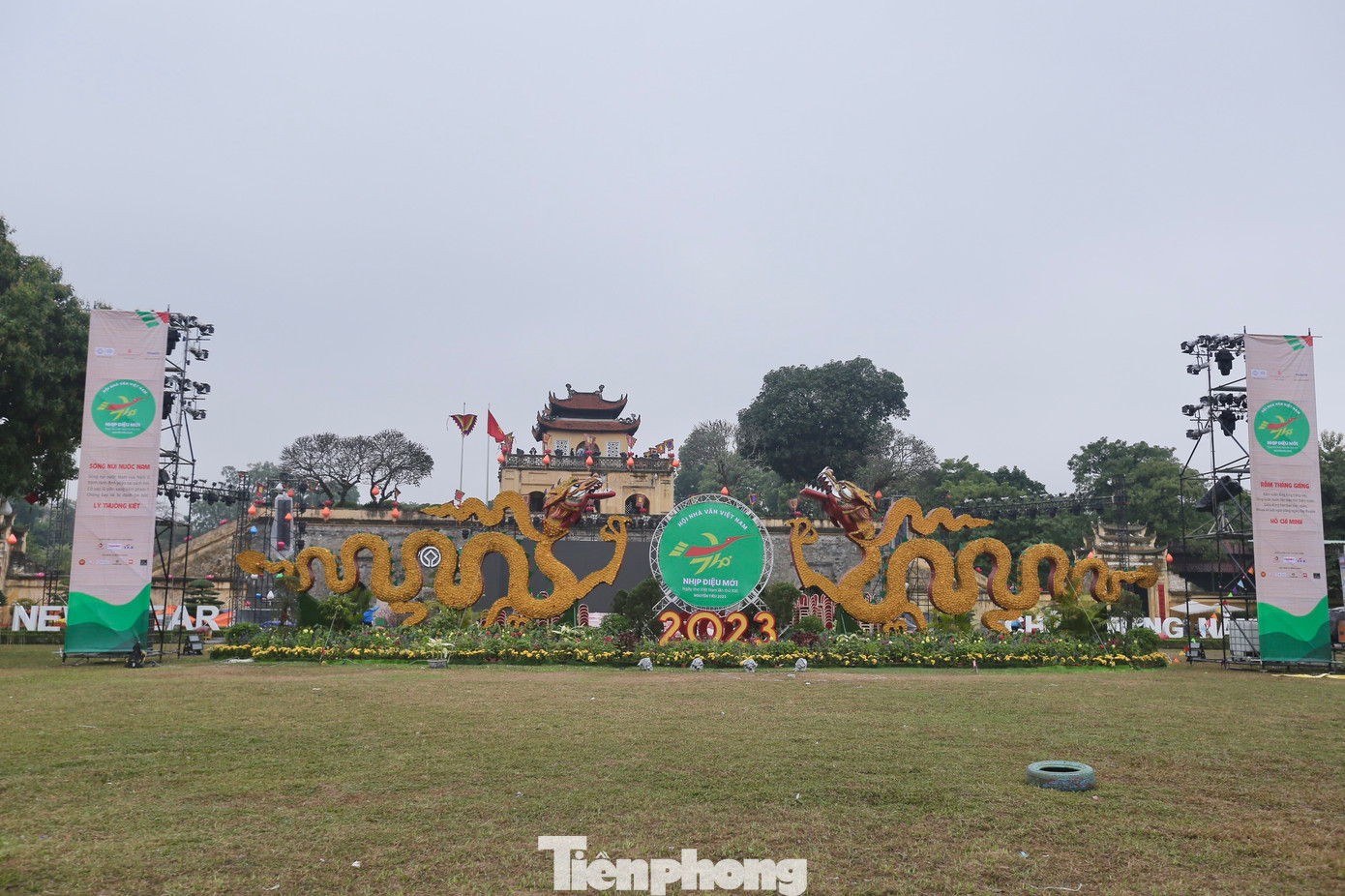 Ngày thơ Việt Nam chính thức trở lại sau ba năm gián đoạn vì dịch bệnh. Ngày thơ Việt Nam lần thứ 21 mang tên Nhịp điệu mới, diễn ra vào đêm Rằm tháng Giêng (5/2/2023) thay vì buổi sáng như thông lệ. Sau 18 năm tổ chức tại Văn Miếu - Quốc Tử Giám, lần đầu Ngày thơ Việt Nam diễn ra tại Hoàng thành Thăng Long. Ảnh: DUY PHẠM. Ngày thơ Việt Nam chính thức trở lại sau ba năm gián đoạn vì dịch bệnh. Ngày thơ Việt Nam lần thứ 21 mang tên Nhịp điệu mới, diễn ra vào đêm Rằm tháng Giêng (5/2/2023) thay vì buổi sáng như thông lệ. Sau 18 năm tổ chức tại Văn Miếu - Quốc Tử Giám, lần đầu Ngày thơ Việt Nam diễn ra tại Hoàng thành Thăng Long. Ảnh: DUY PHẠM.