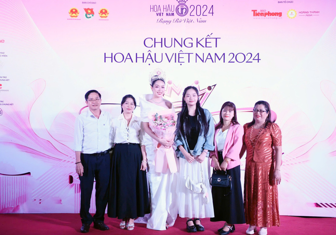 Huỳnh Thị Thanh Thủy cùng gia đình check-in thảm đỏ.