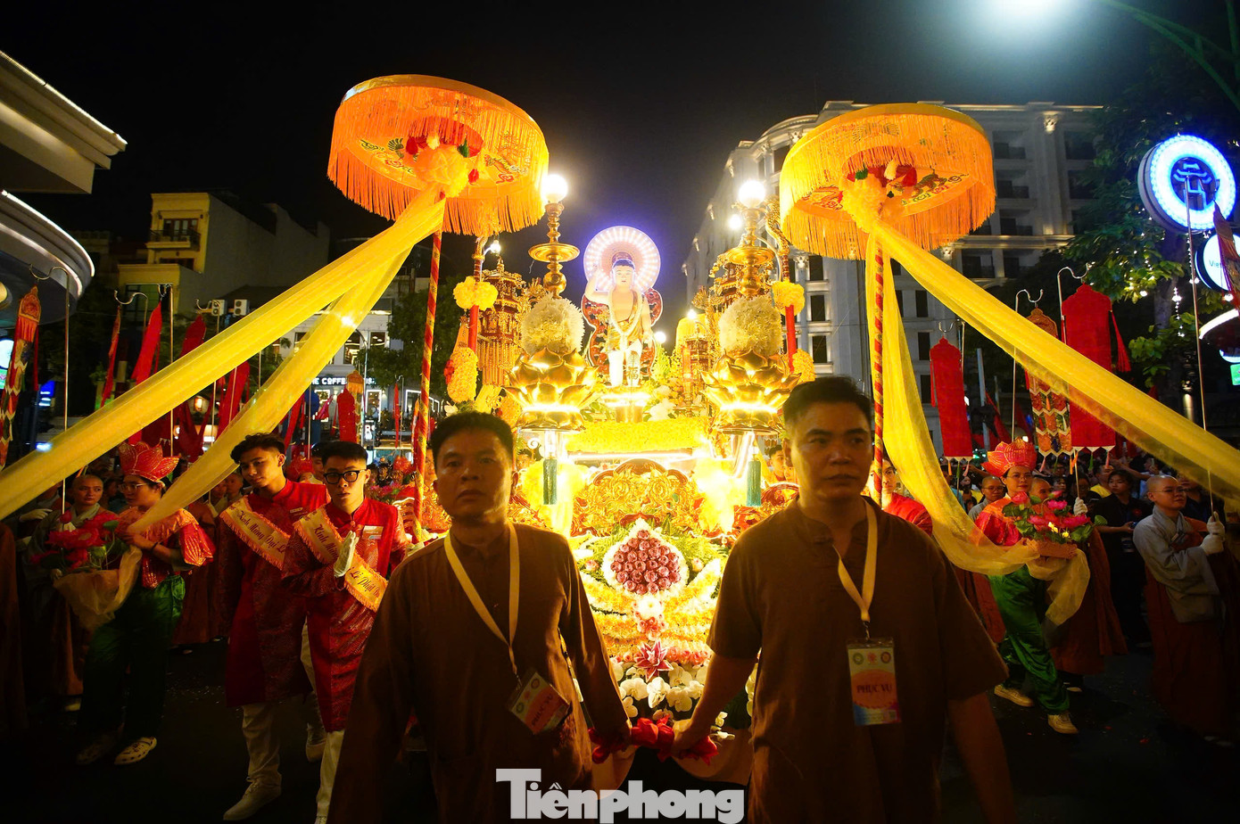 Sự kiện cung rước xá lợi Phật tại Hà Nội thu hút người dân và Phật tử đứng chờ từ sớm trên các tuyến đường xung quanh chùa Quán Sứ và khu vực phố đi bộ Hồ Gươm.