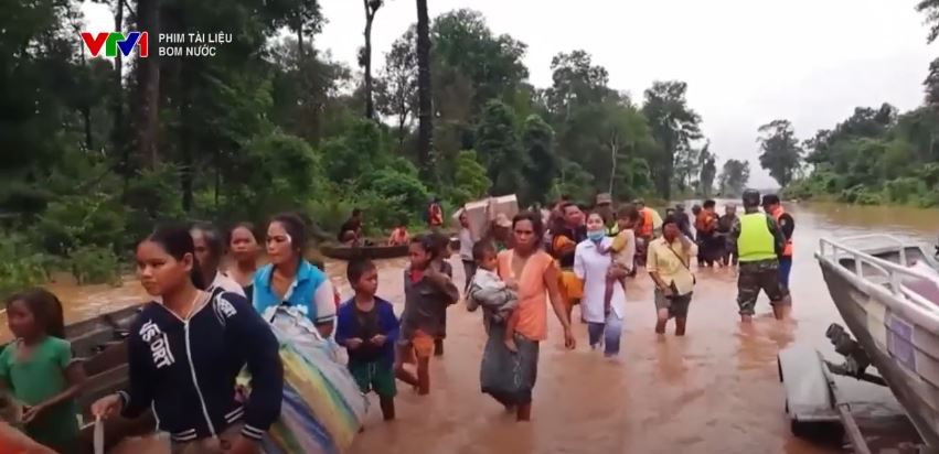 Mưa lớn liên tục sau bão khiến nước ào ào đổ về hồ Thác Bà, nhiều hộ dân khẩn trương sơ tán.