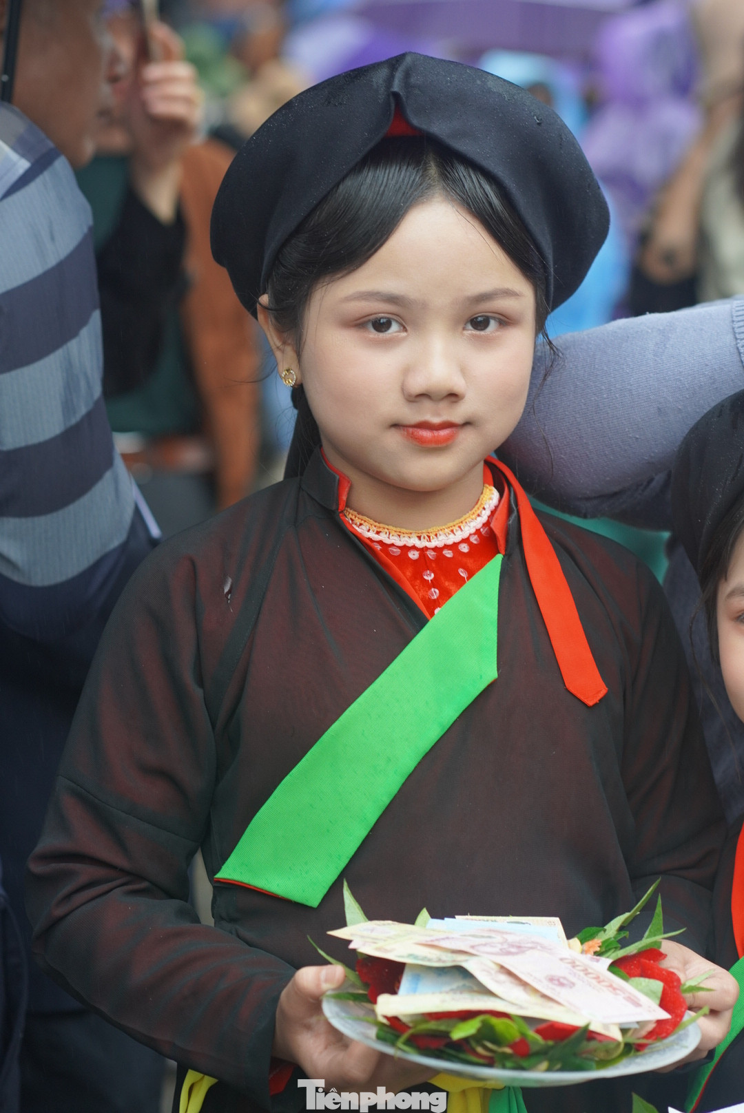 Dịch vụ cho thuê trang phục quan họ, trải nghiệm trầu têm cánh phượng hút khách. Ảnh: TRỌNG QUÂN.