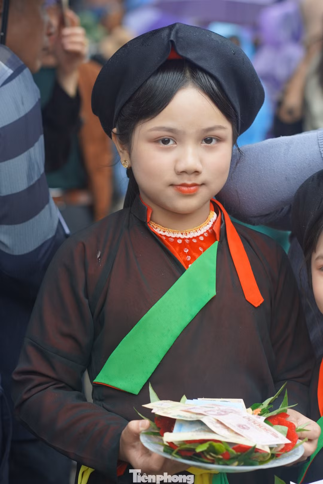 Dịch vụ cho thuê trang phục quan họ, trải nghiệm trầu têm cánh phượng hút khách. Ảnh: TRỌNG QUÂN.