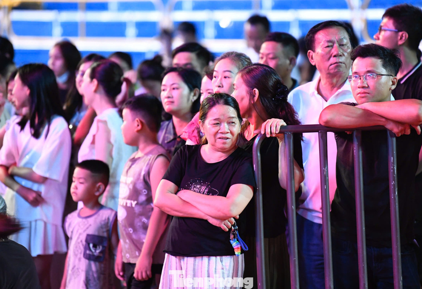 Rất đông người dân TP Huế tập trung trước khu vực sân khấu để đón xem 25 thí sinh tập luyện.