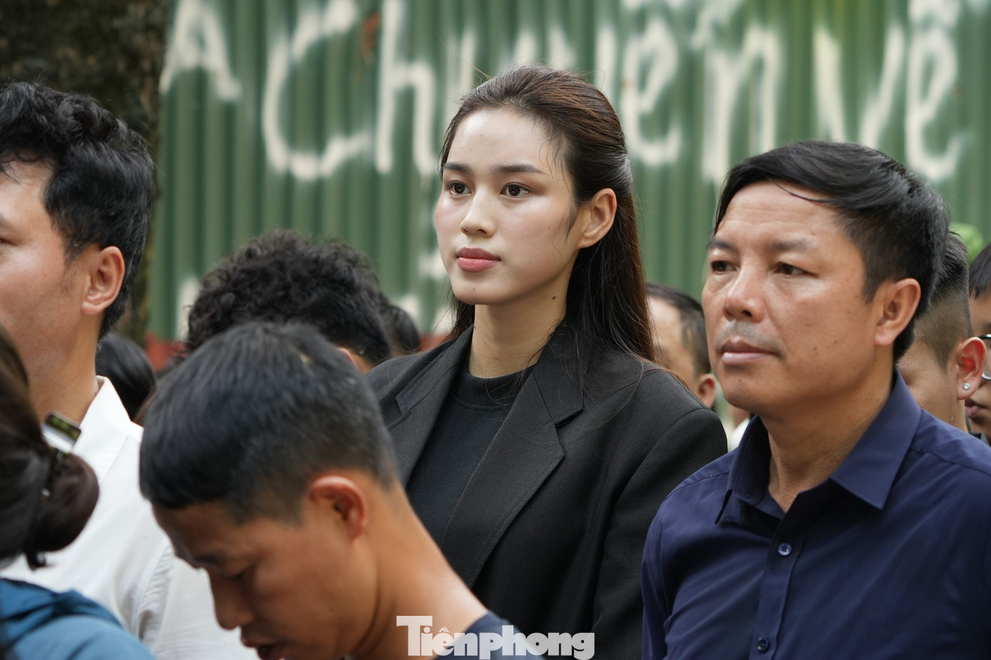 Sáng 26/7, Hoa hậu Việt Nam 2020 Đỗ Thị Hà hòa vào dòng người chờ viếng Tổng Bí thư Nguyễn Phú Trọng trước khu vực cổng Nhà tang lễ Quốc gia số 5 Trần Thánh Tông. Ảnh: Hoàng Mạnh Thắng.