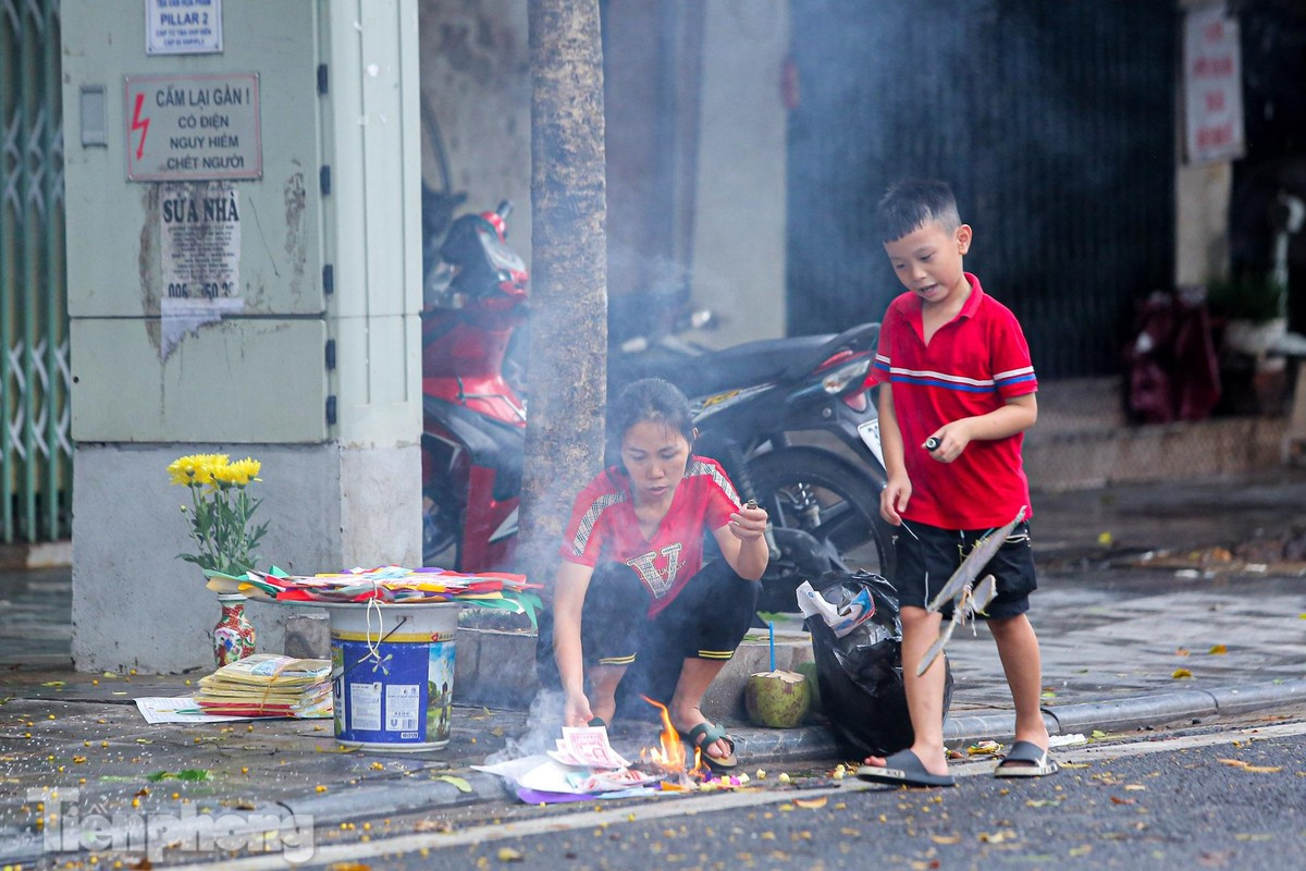 Giáo lý nhà Phật không khuyên con người đốt nhiều vàng mã trong dịp Vu lan để báo hiếu. Ảnh: Duy Phạm. Giáo lý nhà Phật không khuyên con người đốt nhiều vàng mã trong dịp Vu lan để báo hiếu. Ảnh: Duy Phạm.