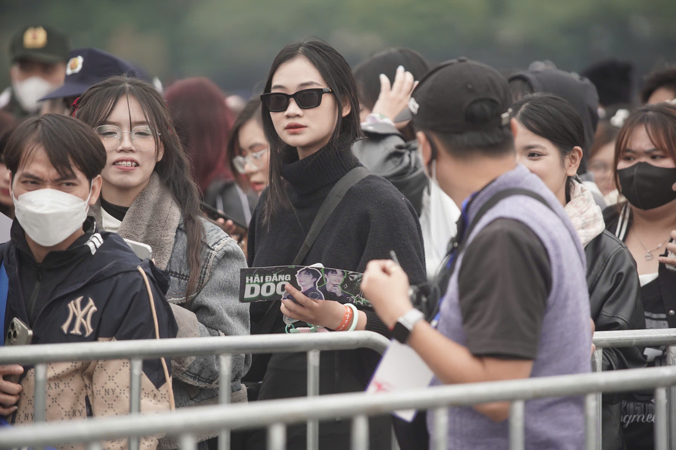 Khán giả chọn trang phục nổi bật, cầu kỳ để tham gia concert. Nhiều người không tiếc tiền thuê thợ trang điểm, chuẩn bị cho sự kiện quan trọng.