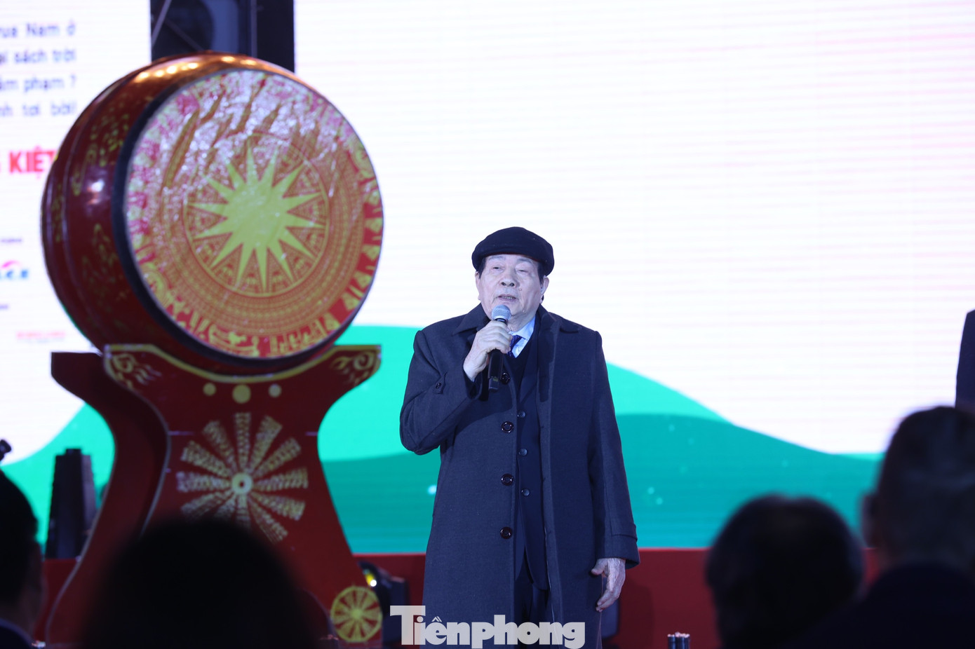 Nhà thơ Hữu Thỉnh kể lại kỷ niệm trong những ngày tham gia chiến dịch Đường 9 - Nam Lào (1971). Đó cũng là bối cảnh ra đời của bài thơ Năm anh em trên một chiếc xe tăng. "Tôi xúc động khi tham dự Ngày thơ Việt Nam 2023. Ngay từ phiên họp đầu tiên, BCH Hội Nhà văn Việt Nam khóa X đã quyết định duy trì, phát triển và đổi mới Ngày thơ Việt Nam. Sau 21 năm, Ngày thơ trở thành lễ hội với người yêu thơ cả nước", nguyên Chủ tịch Hội Nhà văn Việt Nam cho biết. Ảnh: NHƯ Ý. Nhà thơ Hữu Thỉnh kể lại kỷ niệm trong những ngày tham gia chiến dịch Đường 9 - Nam Lào (1971). Đó cũng là bối cảnh ra đời của bài thơ Năm anh em trên một chiếc xe tăng. "Tôi xúc động khi tham dự Ngày thơ Việt Nam 2023. Ngay từ phiên họp đầu tiên, BCH Hội Nhà văn Việt Nam khóa X đã quyết định duy trì, phát triển và đổi mới Ngày thơ Việt Nam. Sau 21 năm, Ngày thơ trở thành lễ hội với người yêu thơ cả nước", nguyên Chủ tịch Hội Nhà văn Việt Nam cho biết. Ảnh: NHƯ Ý.