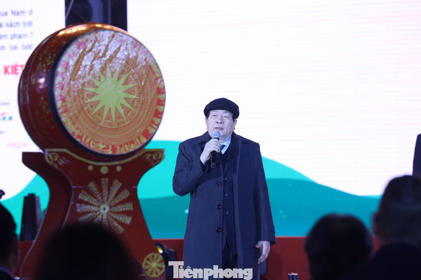 Nhà thơ Hữu Thỉnh kể lại kỷ niệm trong những ngày tham gia chiến dịch Đường 9 - Nam Lào (1971). Đó cũng là bối cảnh ra đời của bài thơ Năm anh em trên một chiếc xe tăng. "Tôi xúc động khi tham dự Ngày thơ Việt Nam 2023. Ngay từ phiên họp đầu tiên, BCH Hội Nhà văn Việt Nam khóa X đã quyết định duy trì, phát triển và đổi mới Ngày thơ Việt Nam. Sau 21 năm, Ngày thơ trở thành lễ hội với người yêu thơ cả nước", nguyên Chủ tịch Hội Nhà văn Việt Nam cho biết. Ảnh: NHƯ Ý.
