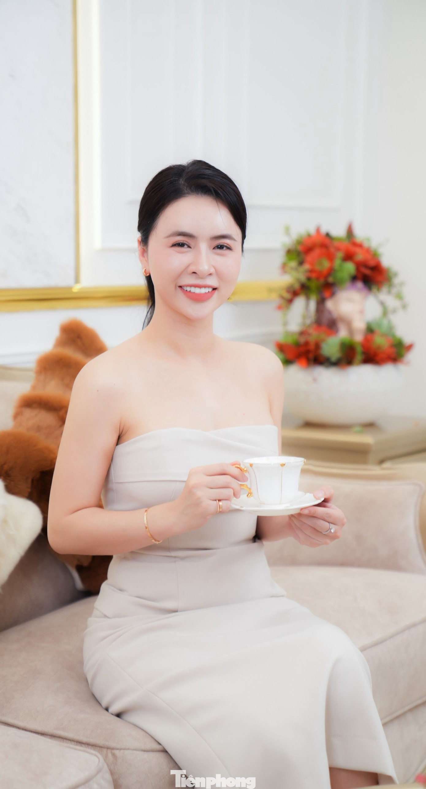 Trong cuộc trò chuyện với Tiền Phong, nữ diễn viên thật thà chia sẻ chuyện bị đạo diễn Lê Đỗ Ngọc Linh "lừa" vào vai người giúp việc. "Lúc đầu đạo diễn thuyết phục tôi là vai này rất hay, thú vị. Tôi gật đầu đồng ý ngay. Lúc đó tôi chưa biết là vai ô sin. Khi biết mình đóng vai Thoa, tôi khá băn khoăn và có ý định xin rút. Không phải vì kiêu căng, chảnh hay kén chọn vai mà thực sự tôi muốn thử sức dạng vai khác", diễn viên Hằng Nga nói. Trong cuộc trò chuyện với Tiền Phong, nữ diễn viên thật thà chia sẻ chuyện bị đạo diễn Lê Đỗ Ngọc Linh "lừa" vào vai người giúp việc. "Lúc đầu đạo diễn thuyết phục tôi là vai này rất hay, thú vị. Tôi gật đầu đồng ý ngay. Lúc đó tôi chưa biết là vai ô sin. Khi biết mình đóng vai Thoa, tôi khá băn khoăn và có ý định xin rút. Không phải vì kiêu căng, chảnh hay kén chọn vai mà thực sự tôi muốn thử sức dạng vai khác", diễn viên Hằng Nga nói.