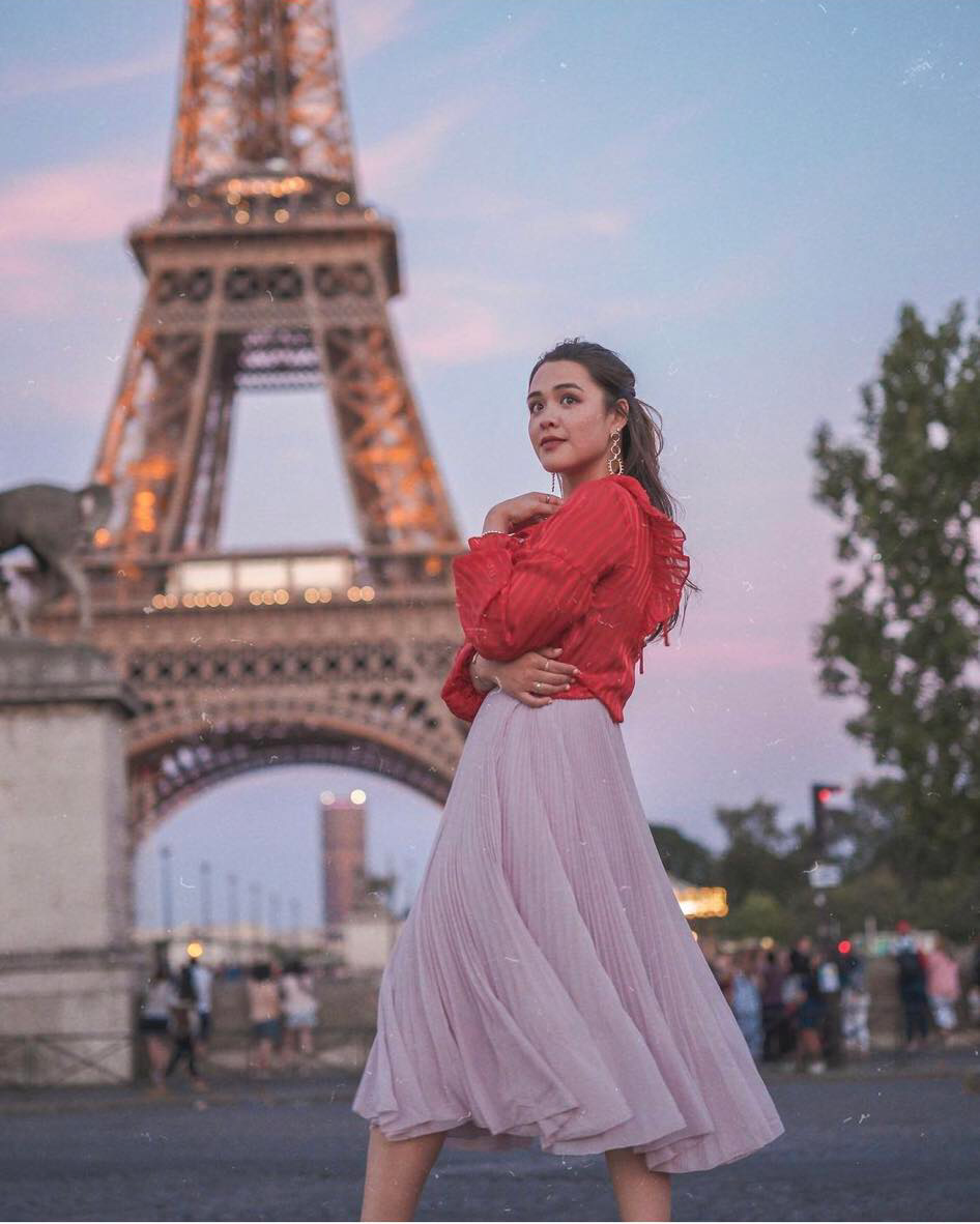 Người đẹp 9x thường xuyên cập nhật cuộc sống của cô tại trời Tây trên trang cá nhân. Không chỉ xinh đẹp, Yasmine Ross còn có tài chơi guitar và nhiều lần khoe clip đàn, hát trên Instagram.