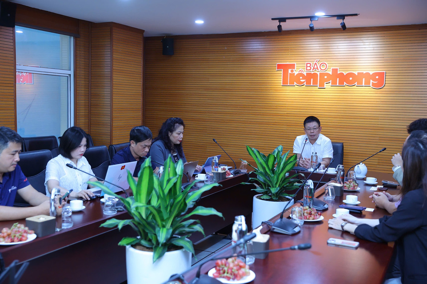 Toàn cảnh buổi làm việc.