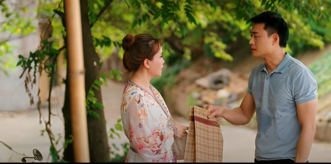 Lệ tán tỉnh Hùng. Ảnh: CMH.