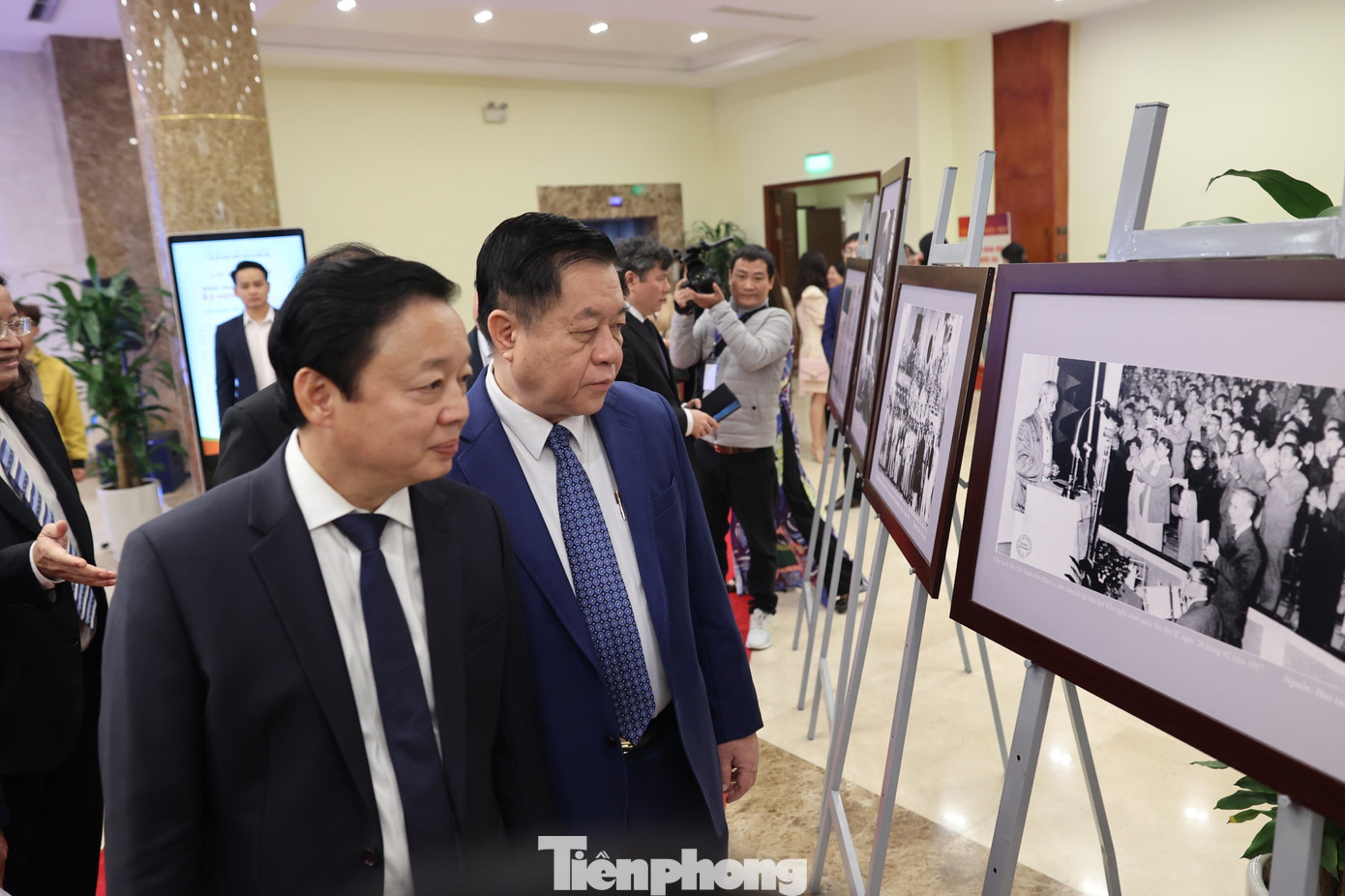 Phó Thủ tướng Chính phủ Trần Hồng Hà, Trưởng Ban Tuyên giáo Trung ương Nguyễn Trọng Nghĩa tham quan triển lãm ảnh Kỷ niệm 80 năm Đề cương về văn hoá Việt Nam. Triển lãm giới thiệu tới người xem 80 bức ảnh quý, được bố cục thành hai phần: Phần thứ nhất là các ảnh tư liệu, phần lớn là ảnh đen trắng, được chụp và lưu trữ từ năm 1945 đến nay. Phần thứ hai là ảnh về những thành tựu trong gìn giữ, phát huy giá trị di sản, bản sắc văn hóa Việt Nam. Ảnh: Như Ý.