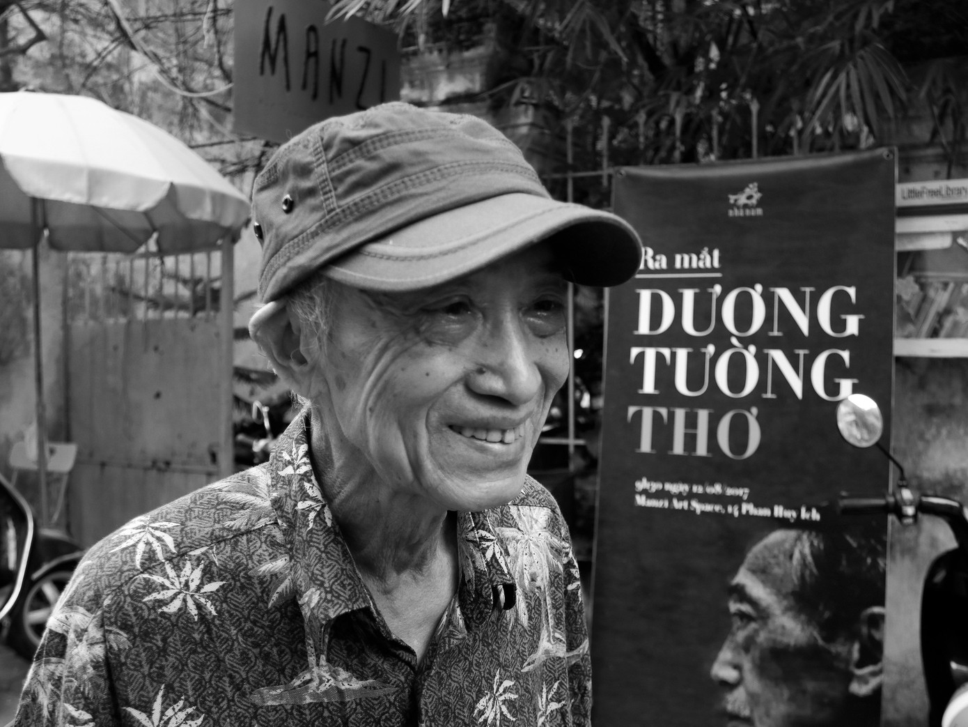 Dương Tường đến với thơ đầu tiên, càng về cuối đời ông càng trăn trở với thơ. Ảnh: NGUYỄN ĐÌNH TOÁN.