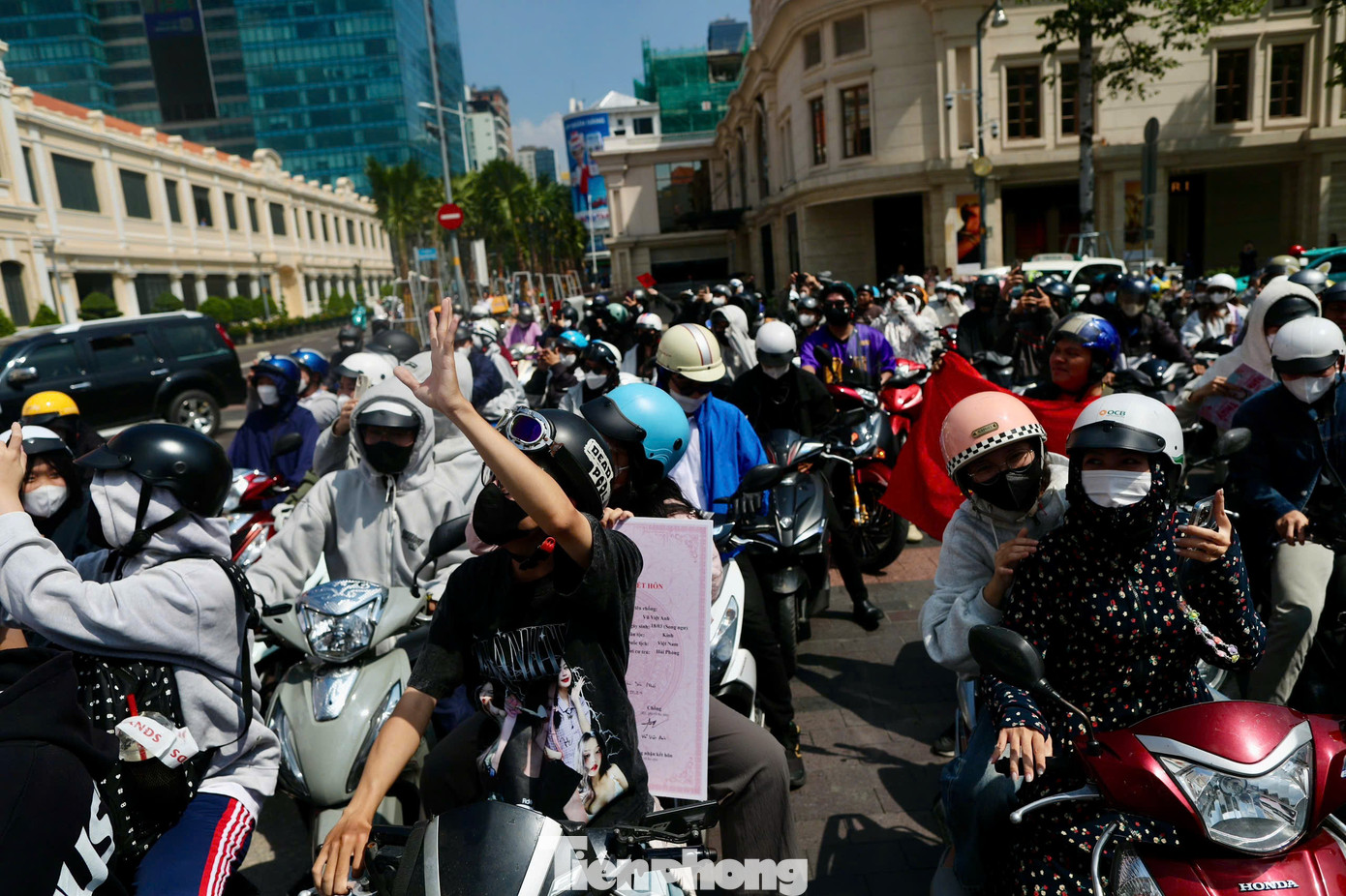 Khán giả vẫy chào, gửi gắm tình cảm tới Hoa hậu Huỳnh Thị Thanh Thủy. Trong hai ngày 18-19/11, cô có buổi giao lưu với báo Tiền Phong để chia sẻ quá trình tham dự cuộc thi cũng như kế hoạch trong một năm đương nhiệm. Khán giả vẫy chào, gửi gắm tình cảm tới Hoa hậu Huỳnh Thị Thanh Thủy. Trong hai ngày 18-19/11, cô có buổi giao lưu với báo Tiền Phong để chia sẻ quá trình tham dự cuộc thi cũng như kế hoạch trong một năm đương nhiệm.