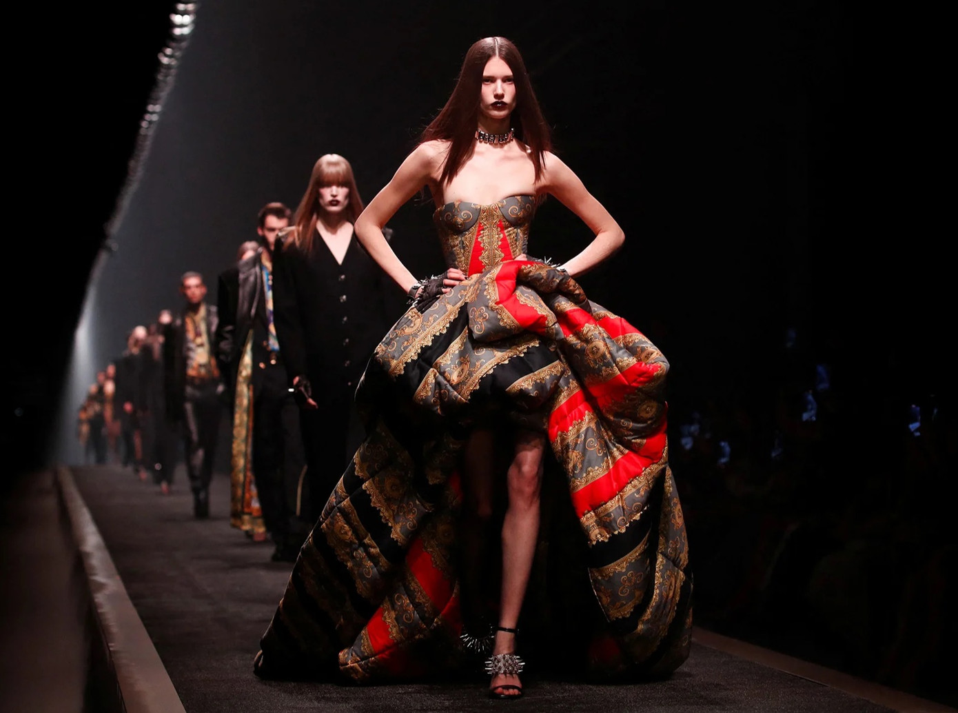 Người mẫu diện đồ của Versace tại Tuần lễ thời trang Milan 2025.