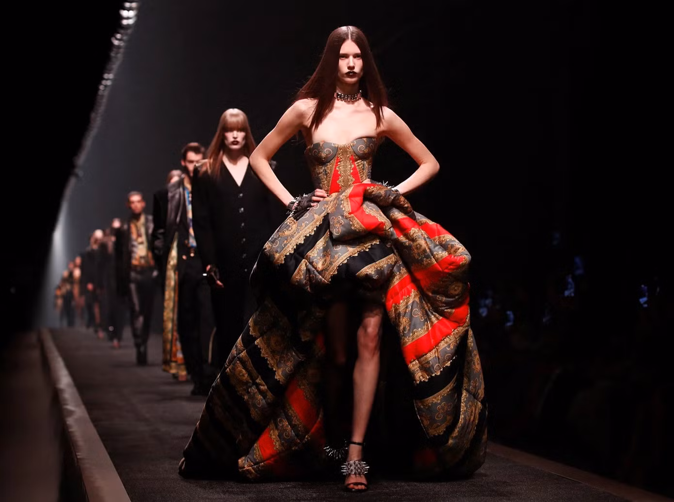Người mẫu diện đồ của Versace tại Tuần lễ thời trang Milan 2025. Người mẫu diện đồ của Versace tại Tuần lễ thời trang Milan 2025.
