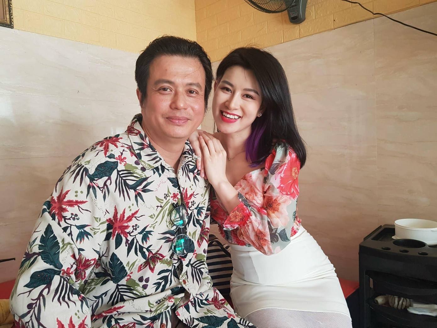 Trên trang cá nhân, diễn viên Lưu Huyền Trang vai Mộng Mơ tích cực chia sẻ nhiều hình ảnh hậu trường của cặp Vượng- Mơ khiến khán giả vô cùng thích thú.