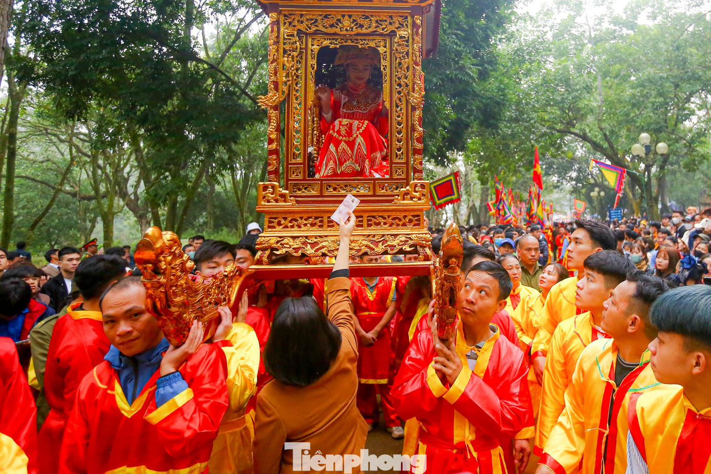 Người dân chụp ảnh, mừng tuổi "nữ tướng". Ảnh: Duy Phạm.