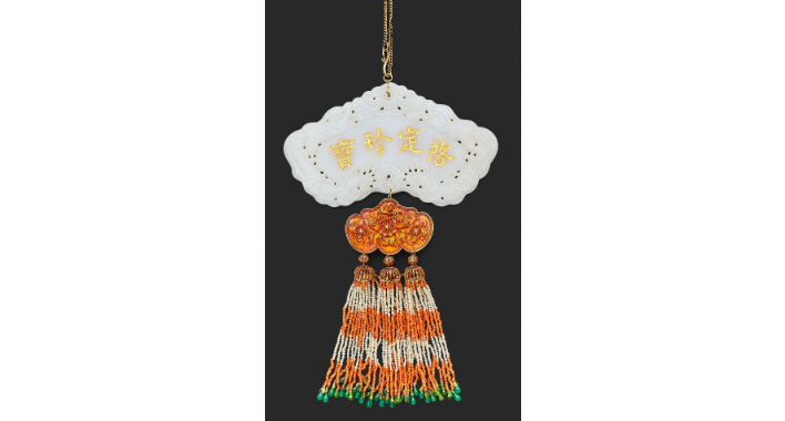 Ngọc khánh có dây đeo bằng vàng. Ngọc khánh có dây đeo bằng vàng.