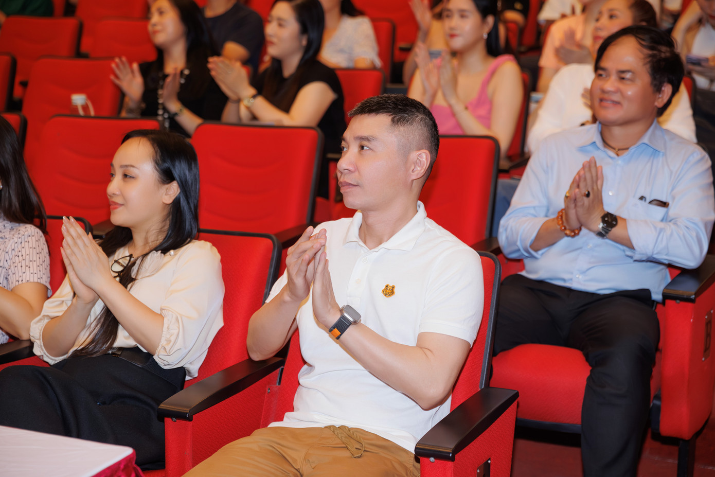 NSND Công Lý có mặt để chúc mừng đồng nghiệp. NSND Công Lý có mặt để chúc mừng đồng nghiệp.