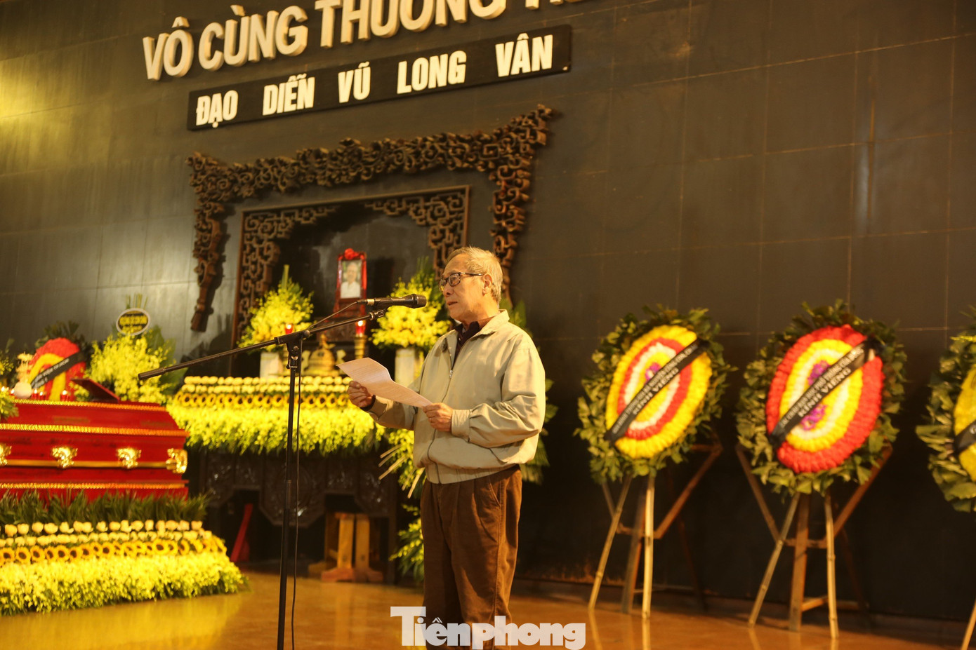 Đạo diễn Tất Bình rưng rưng khi nói lời tiễn biệt với người anh, người đồng nghiệp thân thiết. Đạo diễn Tất Bình rưng rưng khi nói lời tiễn biệt với người anh, người đồng nghiệp thân thiết.