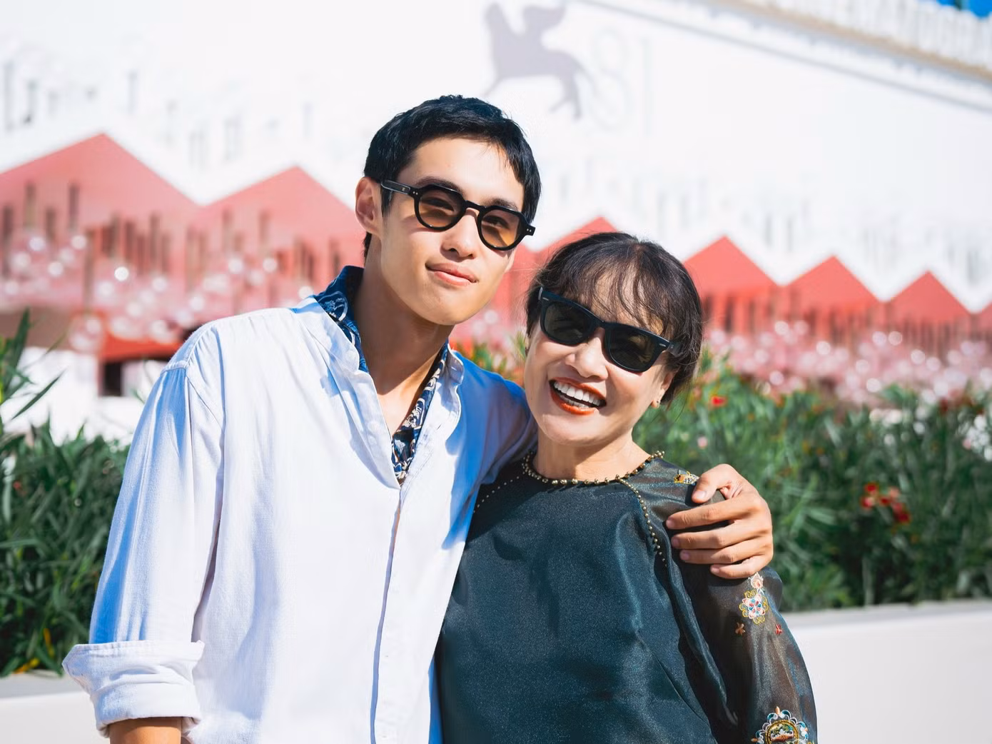 Bùi Thạc Phong và mẹ - nghệ sĩ Tú Oanh. Bùi Thạc Phong và mẹ - nghệ sĩ Tú Oanh.
