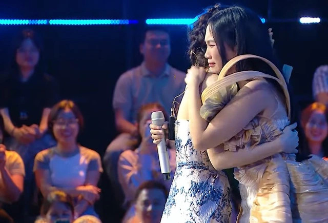 Phương Mỹ Chi bày tỏ sự ngưỡng mộ, kính trọng Mỹ Tâm. Phương Mỹ Chi bày tỏ sự ngưỡng mộ, kính trọng Mỹ Tâm.