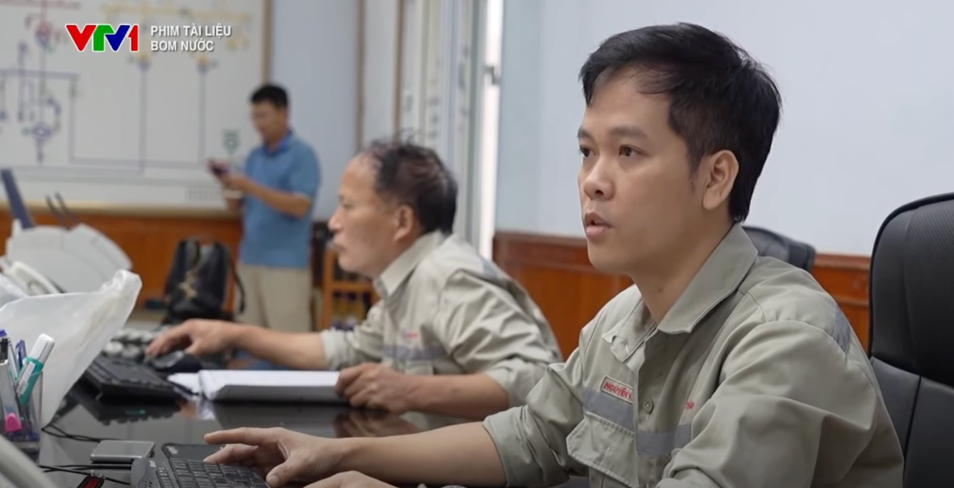 Những khoảnh khắc căng thẳng khi theo dõi mực nước ở thủy điện.