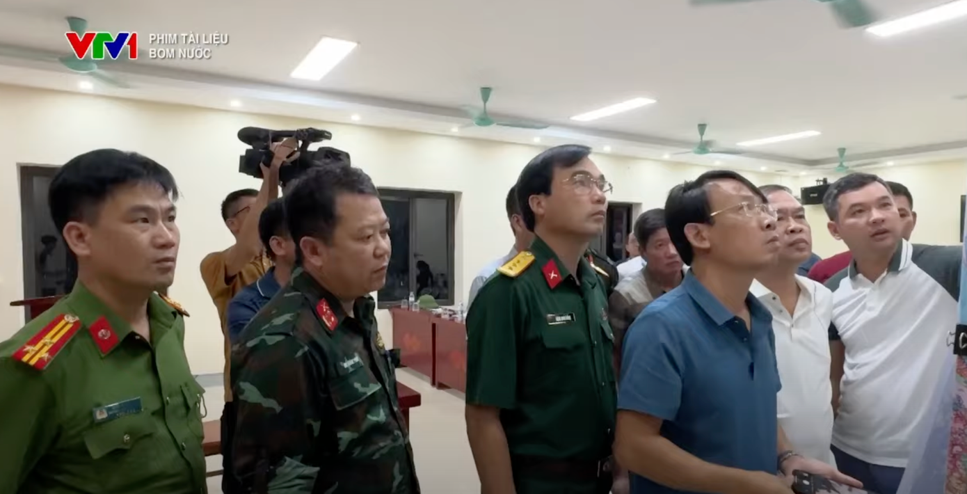 Những khoảnh khắc căng thẳng khi theo dõi mực nước ở thủy điện.