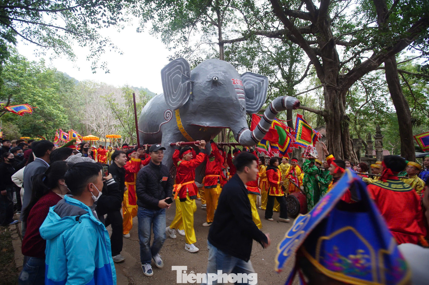 Lễ rước voi và lễ tế của thôn Dược Thượng (xã Tiên Dược) được chuẩn bị cầu kỳ. Voi của Thánh cũng góp công đánh đuổi ngoại xâm, trầu cau cũng được đem dâng để tỏ lòng biết ơn, tôn kính.
