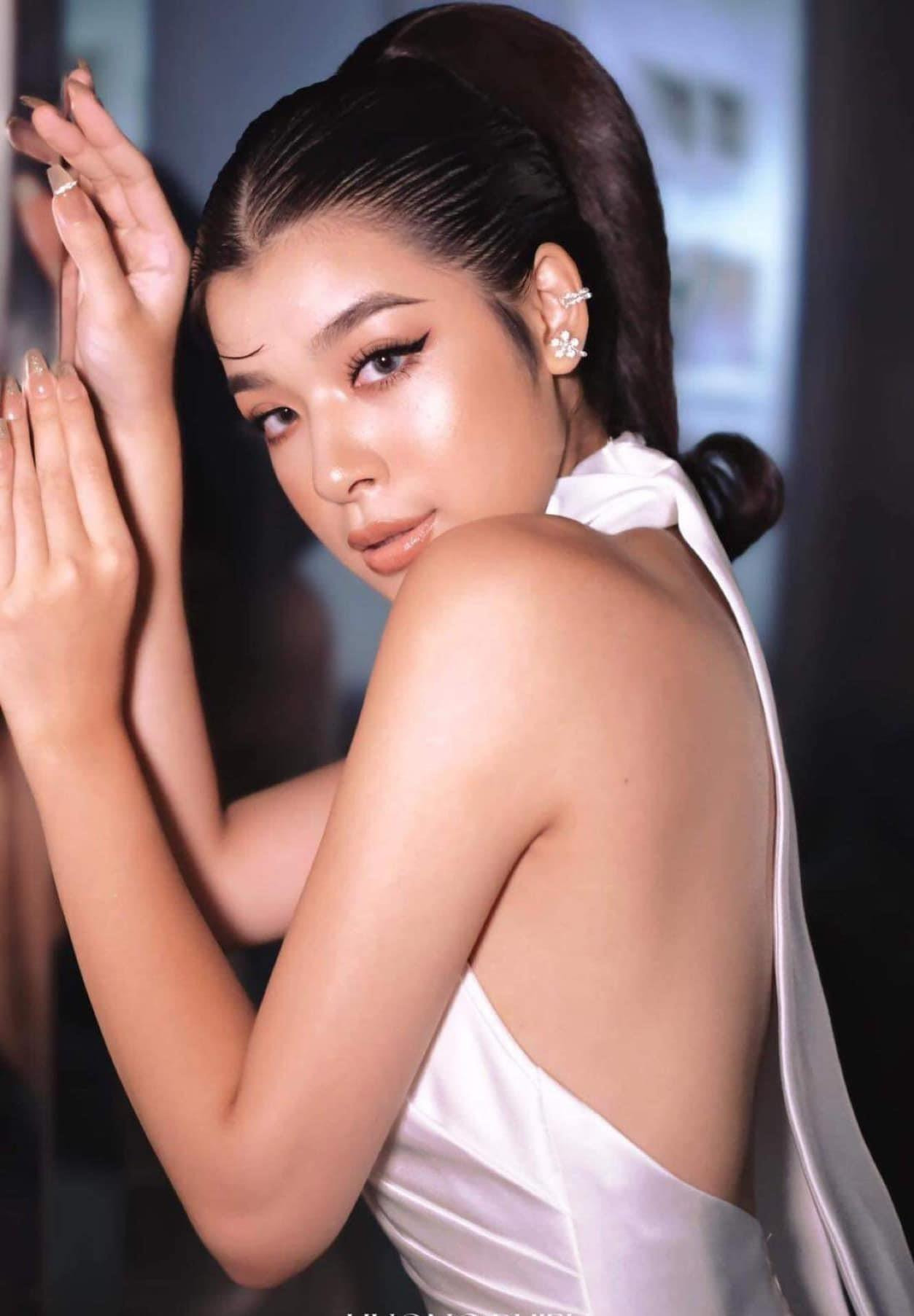 Cách đây không lâu, con gái lớn của ông Sinh 'Hương vị tình thân' cũng xuất hiện cùng bố trong một chương trình truyền hình. Hoài Anh tiết lộ đam mê thanh nhạc từ nhỏ và đang học đàn tranh tại Học viện Âm nhạc Quốc gia. Khi đang ở đỉnh cao sự nghiệp, NSƯT Võ Hoài Nam ngừng đóng phim để ở nhà lo kinh tế và chăm lo cho bốn đứa con.