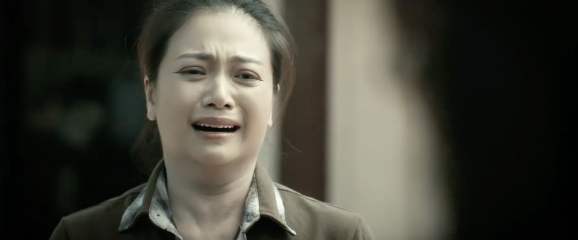 Phương đau lòng khi thấy Công tiều tụy vì bệnh hiểm nghèo.