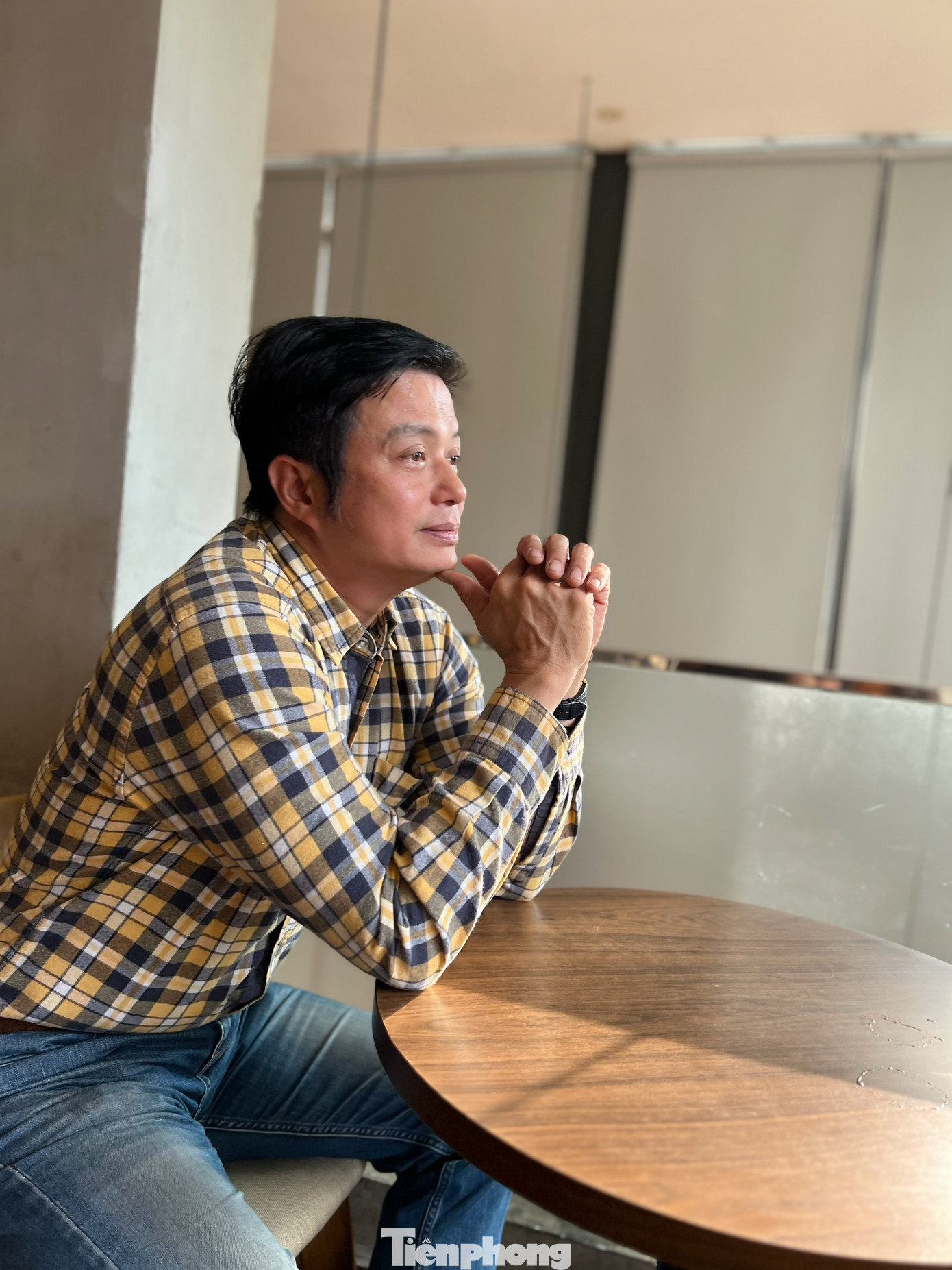 Nghệ sĩ Bá Anh chia sẻ hậu trường đóng Táo Quân 2024 với Tiền Phong. Nghệ sĩ Bá Anh chia sẻ hậu trường đóng Táo Quân 2024 với Tiền Phong.