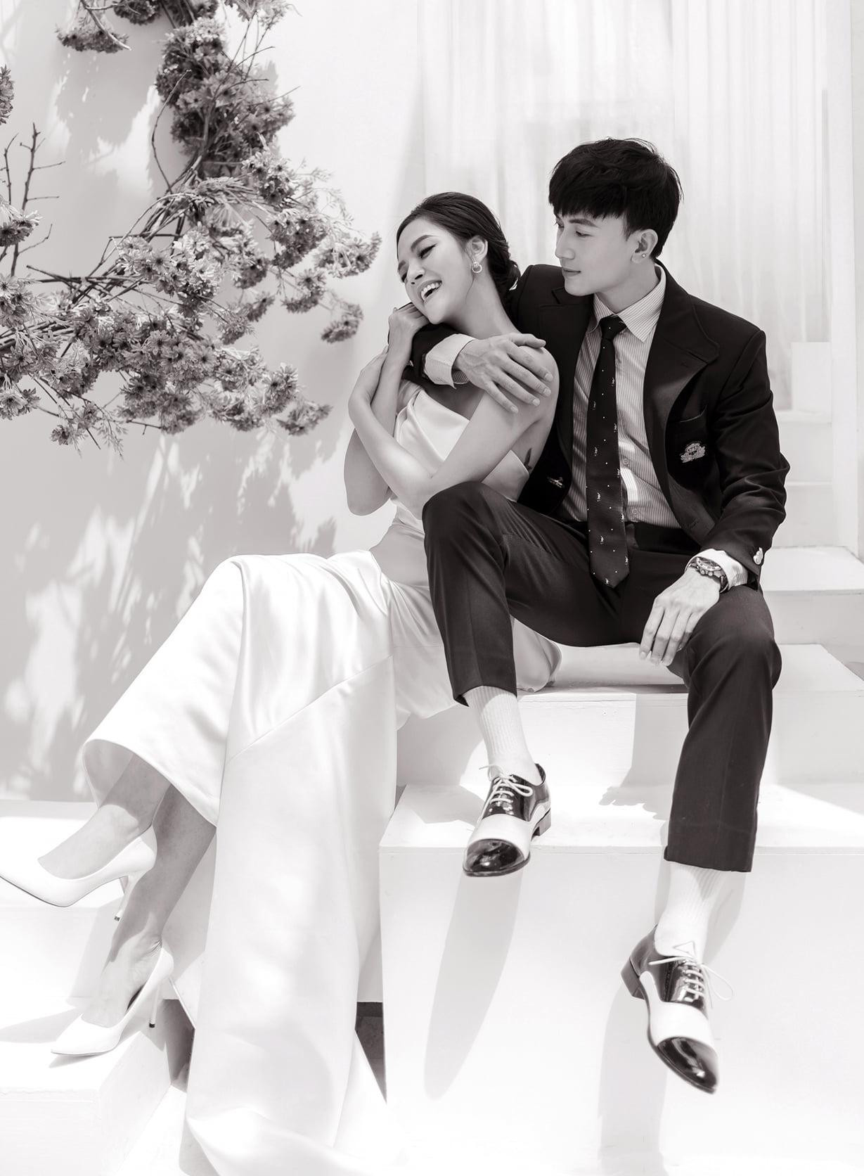 Hoàng Vũ cũng từng đi qua một cuộc hôn nhân, anh kết hôn năm 2014 khi đã có một con trai 3 tuổi nhưng sau đó chia tay. Nam diễn viên khá kín tiếng về đời tư của mình.