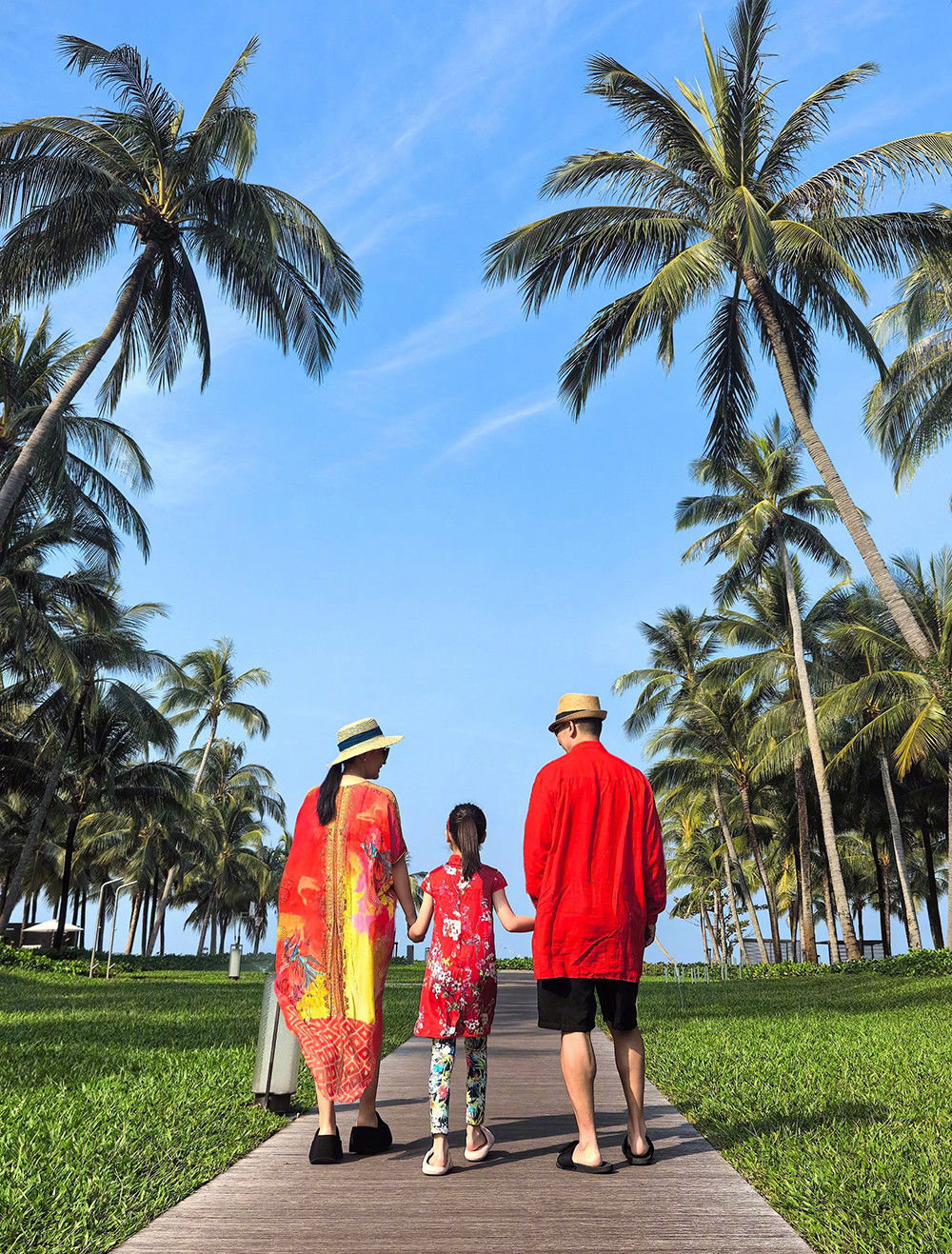 Triệu Văn Trác đăng ảnh vợ, con dạo biển Phú Quốc. Triệu Văn Trác đăng ảnh vợ, con dạo biển Phú Quốc.