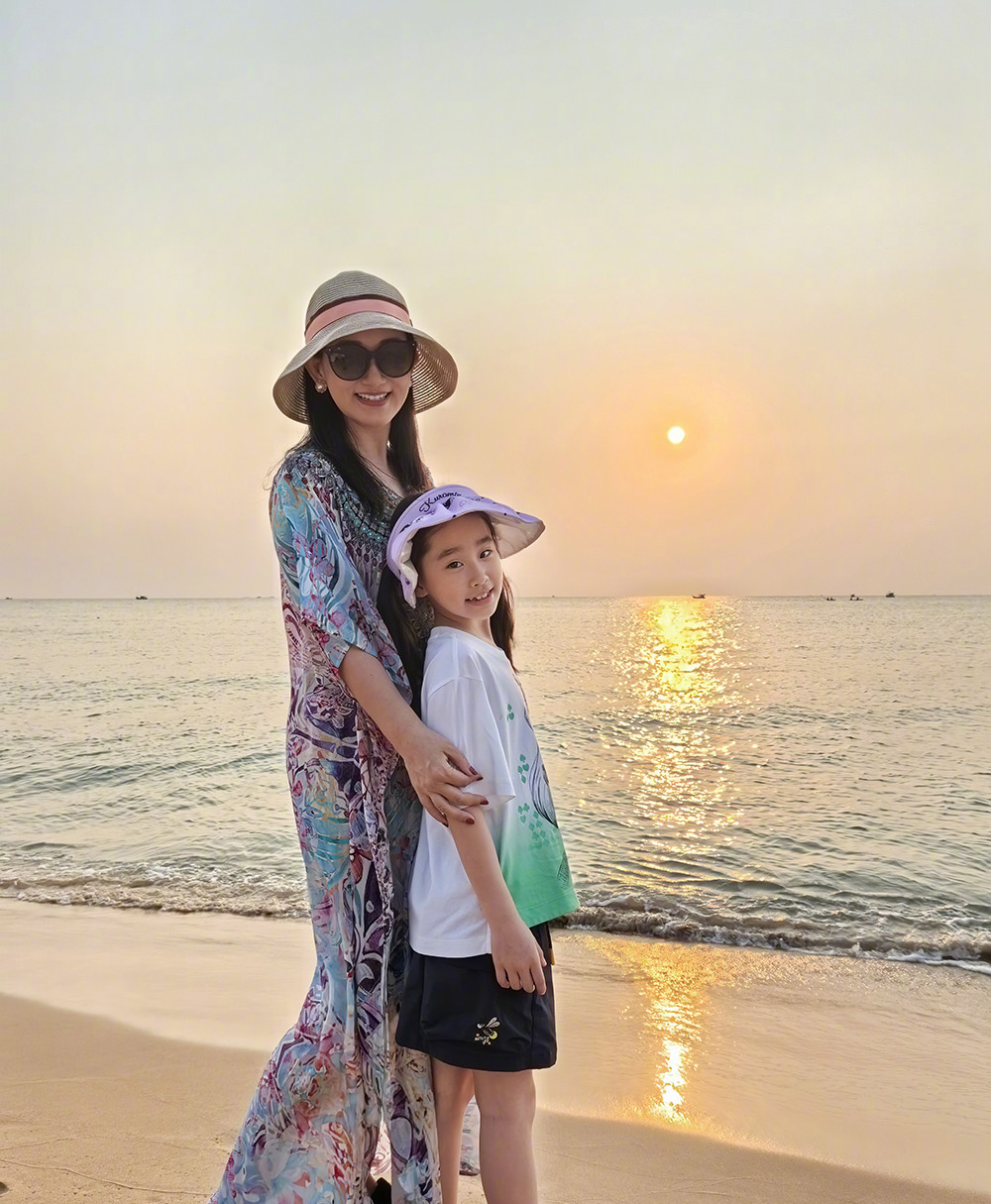 Triệu Văn Trác đăng ảnh vợ, con dạo biển Phú Quốc. Triệu Văn Trác đăng ảnh vợ, con dạo biển Phú Quốc.